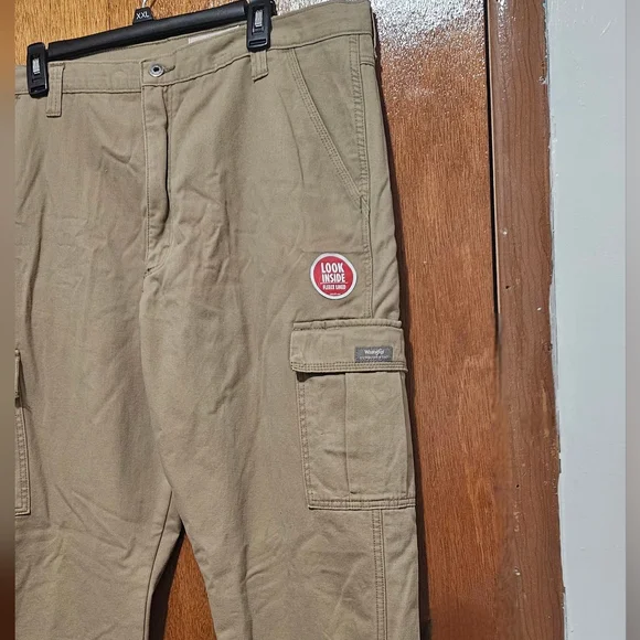 Wrangler Five Star Heritage Relaxed Fit cargo pants with fleece lining for men - Picture 4 of 16